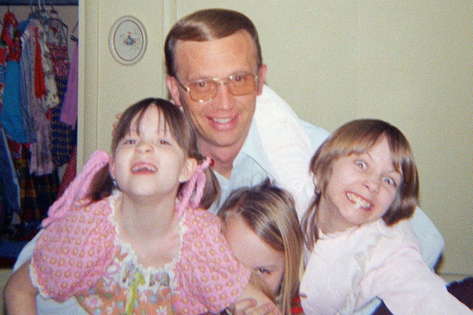 Sąsiad Robert Berchtold razem z córkami Brobergów.