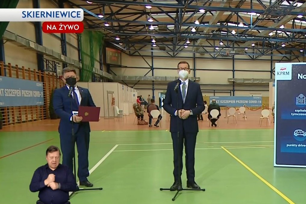 Szef KPRM Michał Dworczyk poinformował o rejestracji szczepień dla kolejnych roczników oraz pilotażowym programie dla punktów drive-thru.