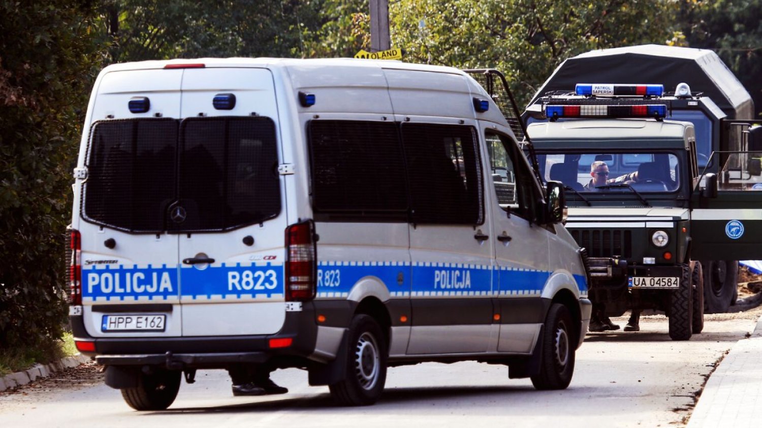 Dziwne znalezisko w Bornem Sulinowie. Policyjni technicy badają przedmiot. Dziwne znalezisko w Bornem Sulinowie. Policyjni technicy badają przedmiot.