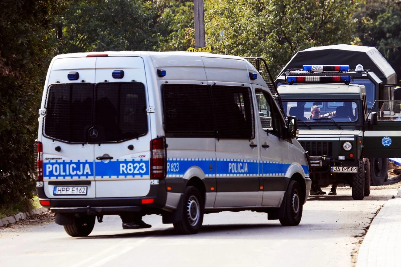 Dziwne znalezisko w Bornem Sulinowie. Policyjni technicy badają przedmiot.
