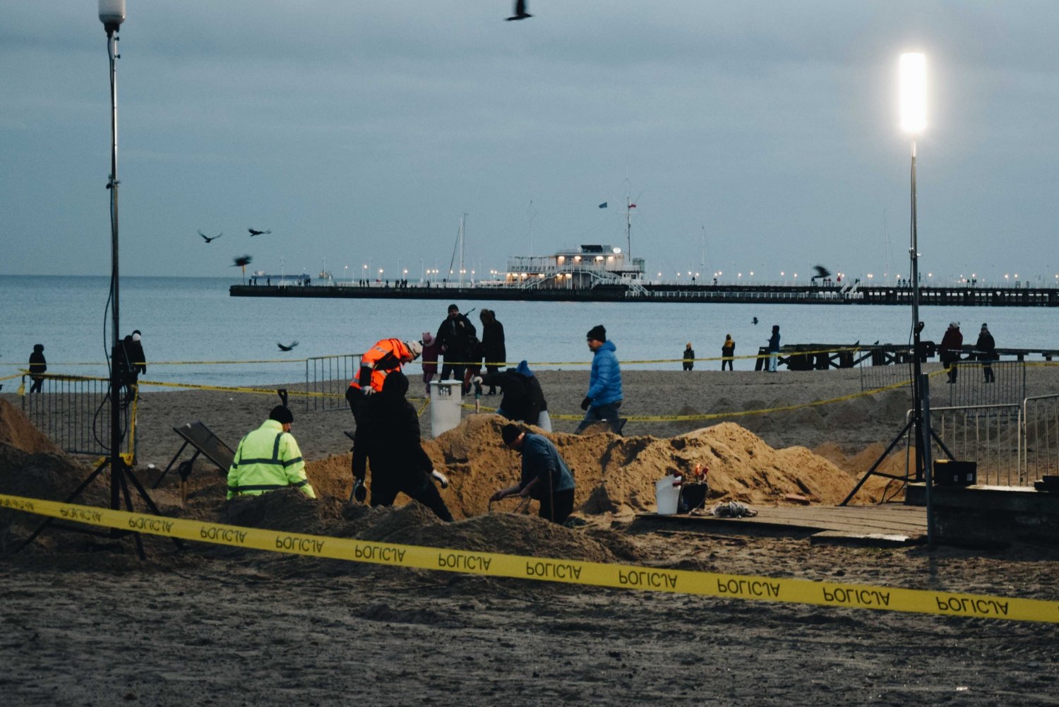 Praca służb na plaży przy dawnej Zatoce Sztuki