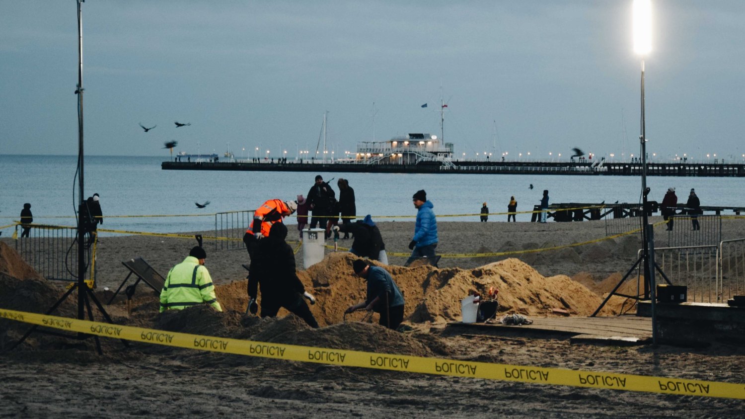 Praca służb na plaży przy dawnej Zatoce Sztuki