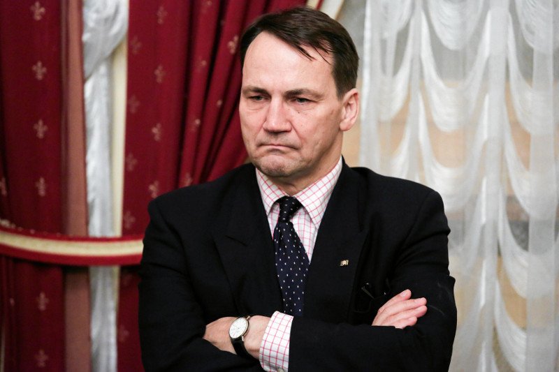 Radosław Sikorski znów odleciał.