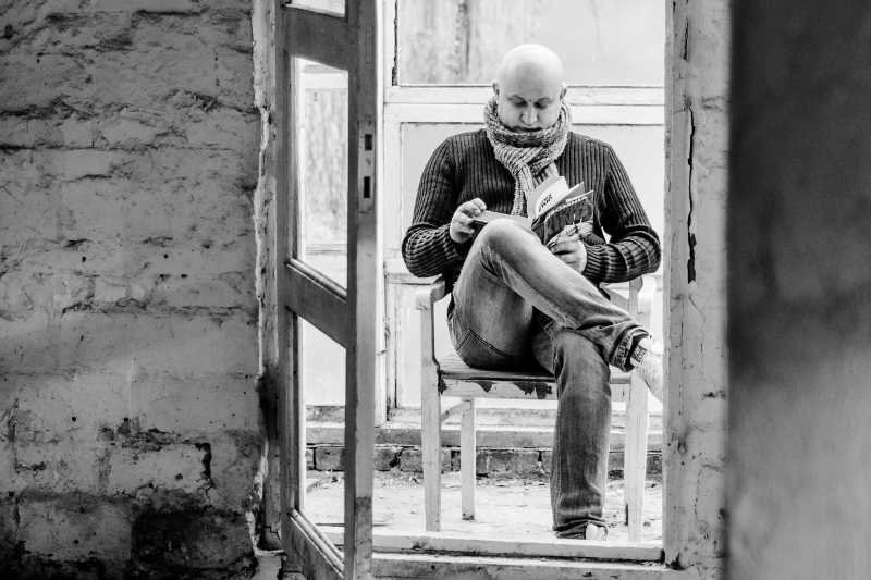 Projektant Janusz Kaniewski uważa, że ludzie są coraz głupsi, a w przyszłości powróci niewolnictwo