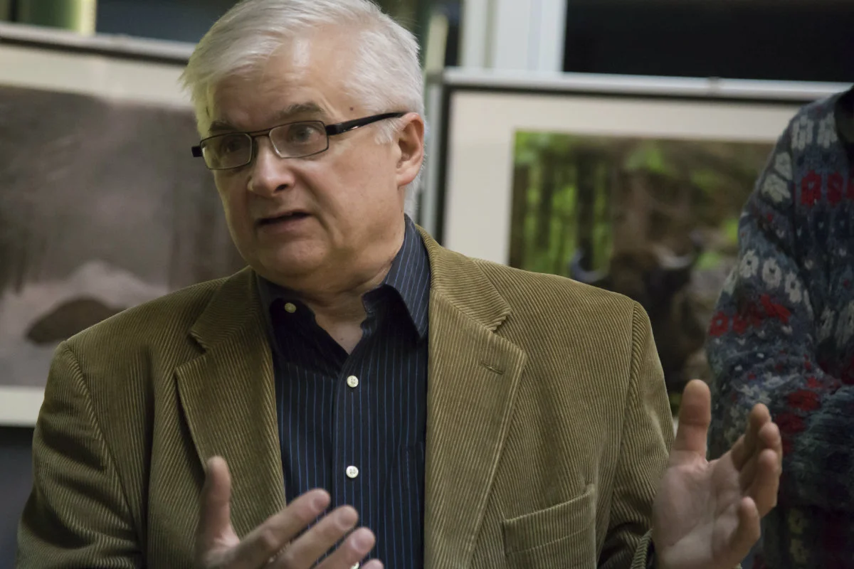 Prawica oskarża Włodzimierza Cimoszewicz o zdemolowanie leśniczówki, w której mieszkał od 17 lat.