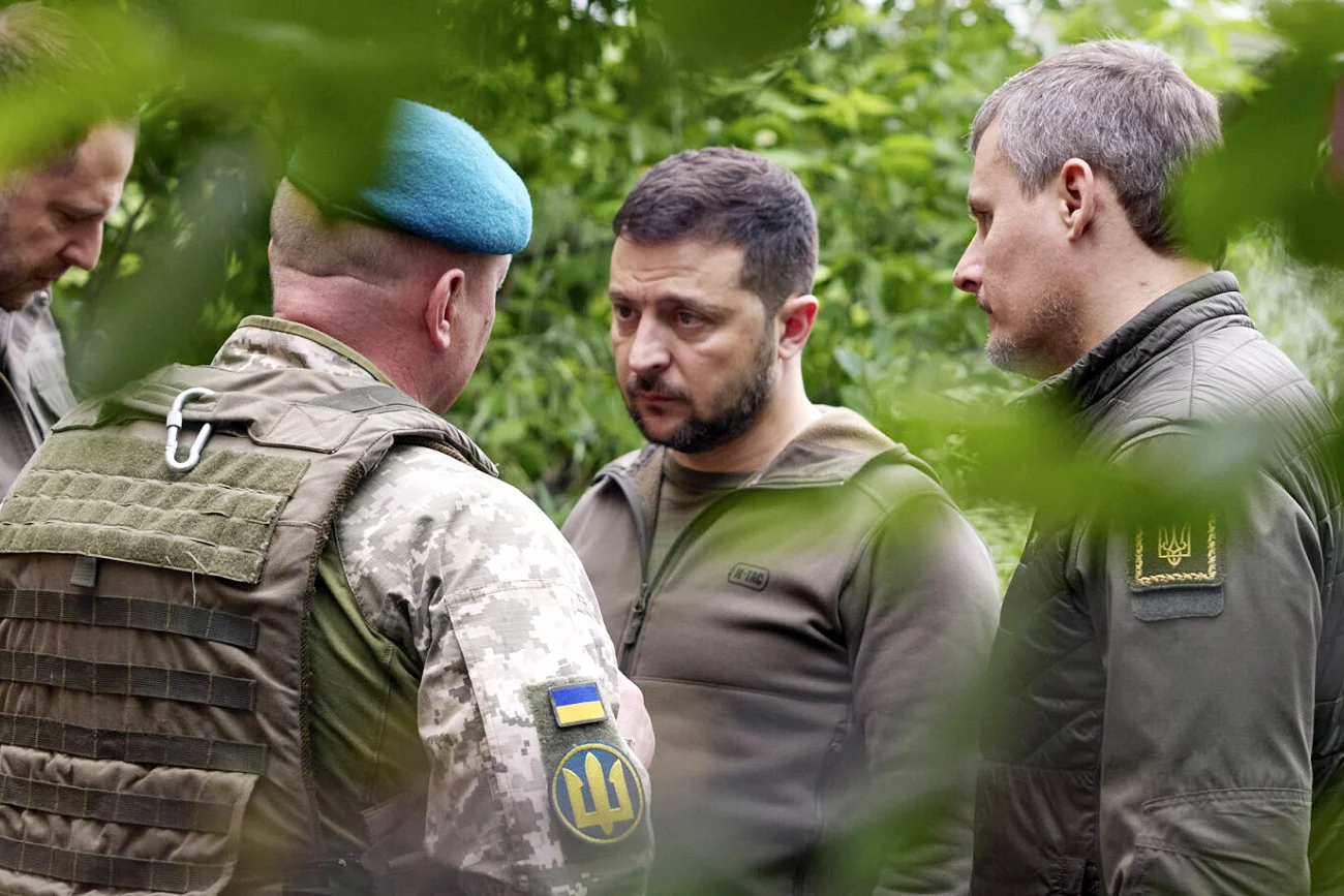 Rząd w Kijowie musiał pogodzić się z nieudanym natarciem w obwodzie zaporoskim. Prezydent Ukrainy Wołodymyr Zełenski i żołnierze ukraińscy.