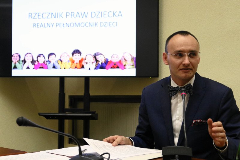 Rzecznik Praw Dziecka Mikołaj Pawlak wywołał burzę wpisem o szkole wolnej od ideologii.