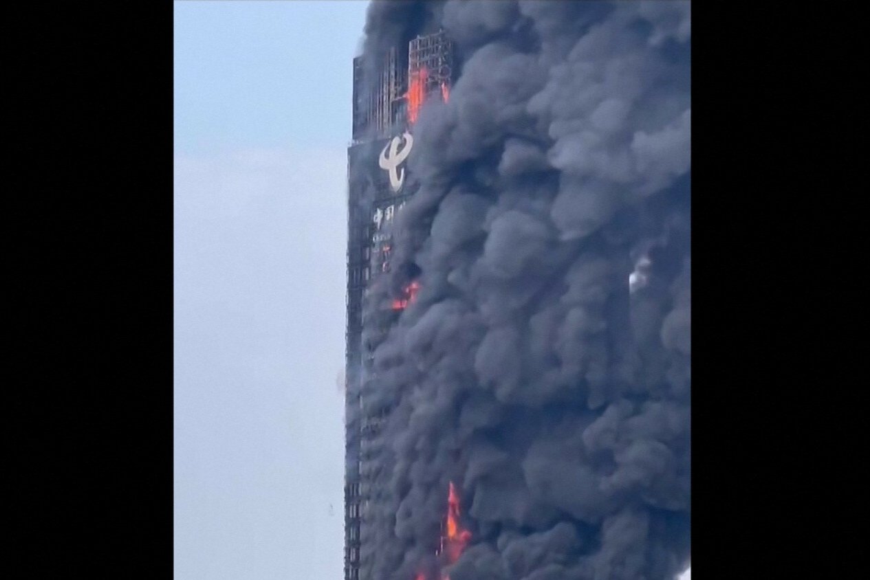 Wielki pożar wieżowca w Chinach.