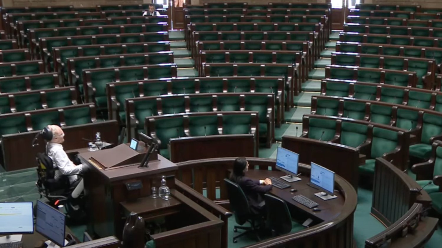 "To burza w szklance wody. Ręce opadają". Pusta sala w Sejmie rozpaliła Polaków, posłanki tłumaczą