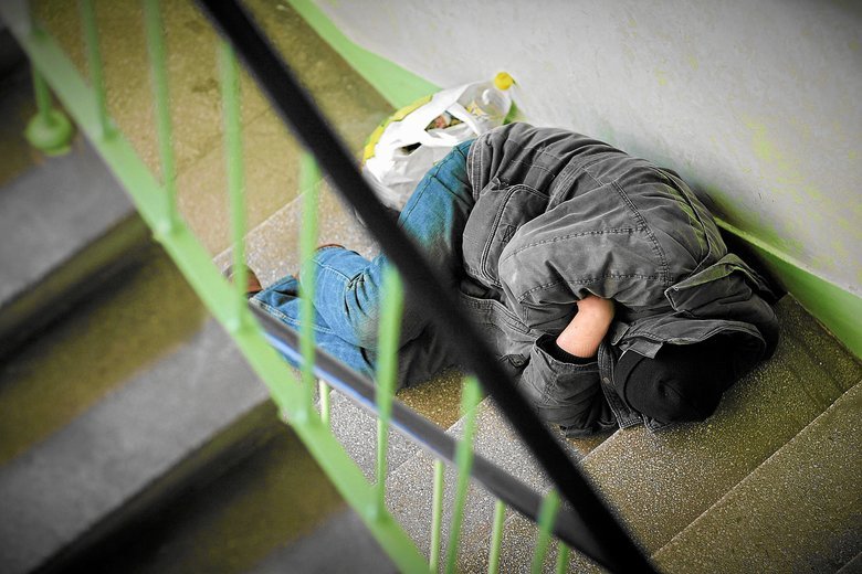 Kobieta nie chciała wpuścić bezdomnego na klatkę schodową