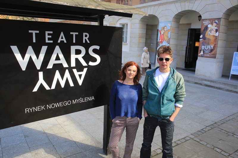 Aldona Machowska i Adam Sajnuk, szefowie Teatru WARSawy przed siedzibą swojego „dziecka”