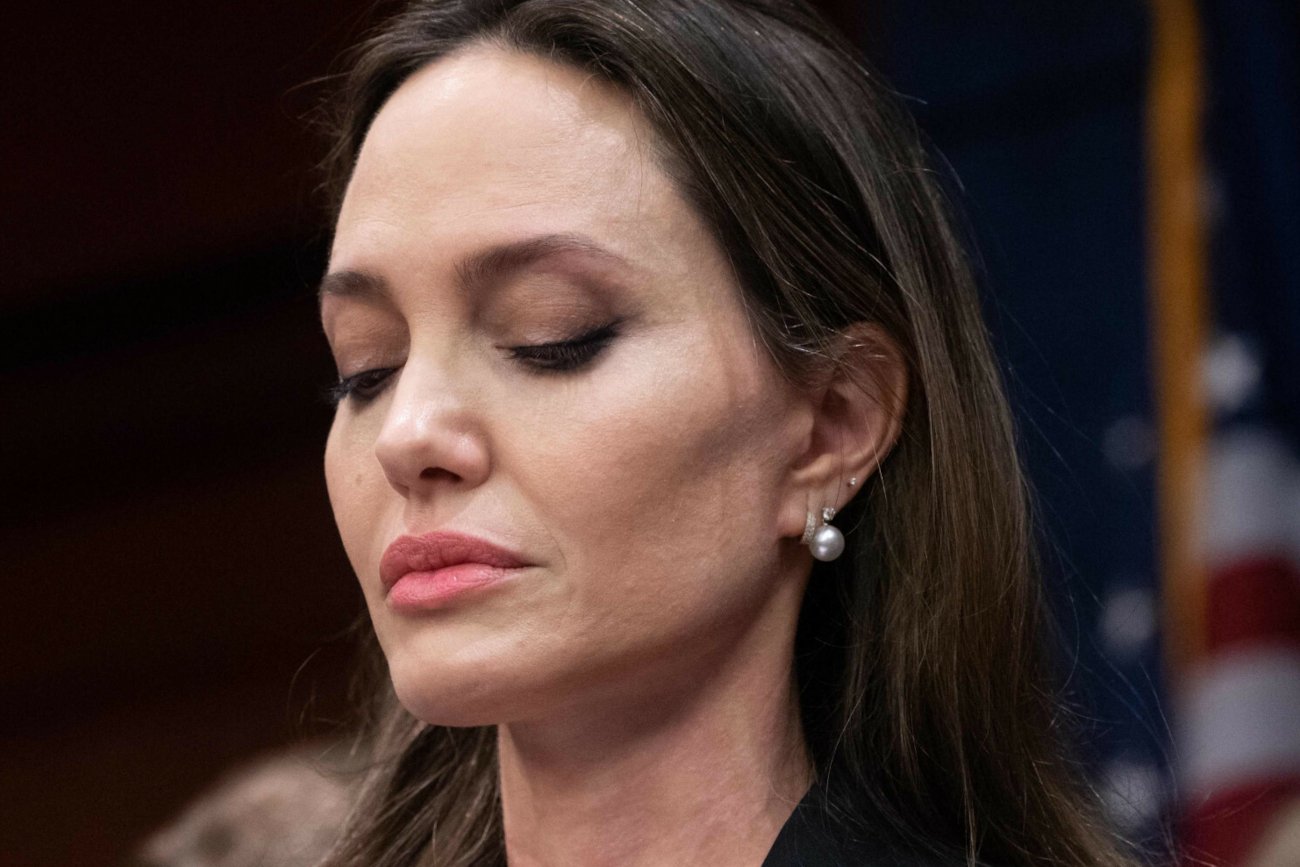 Angelina Jolie pokazała zdjęcia siniaków, które miał jej nabić Brad Pitt.