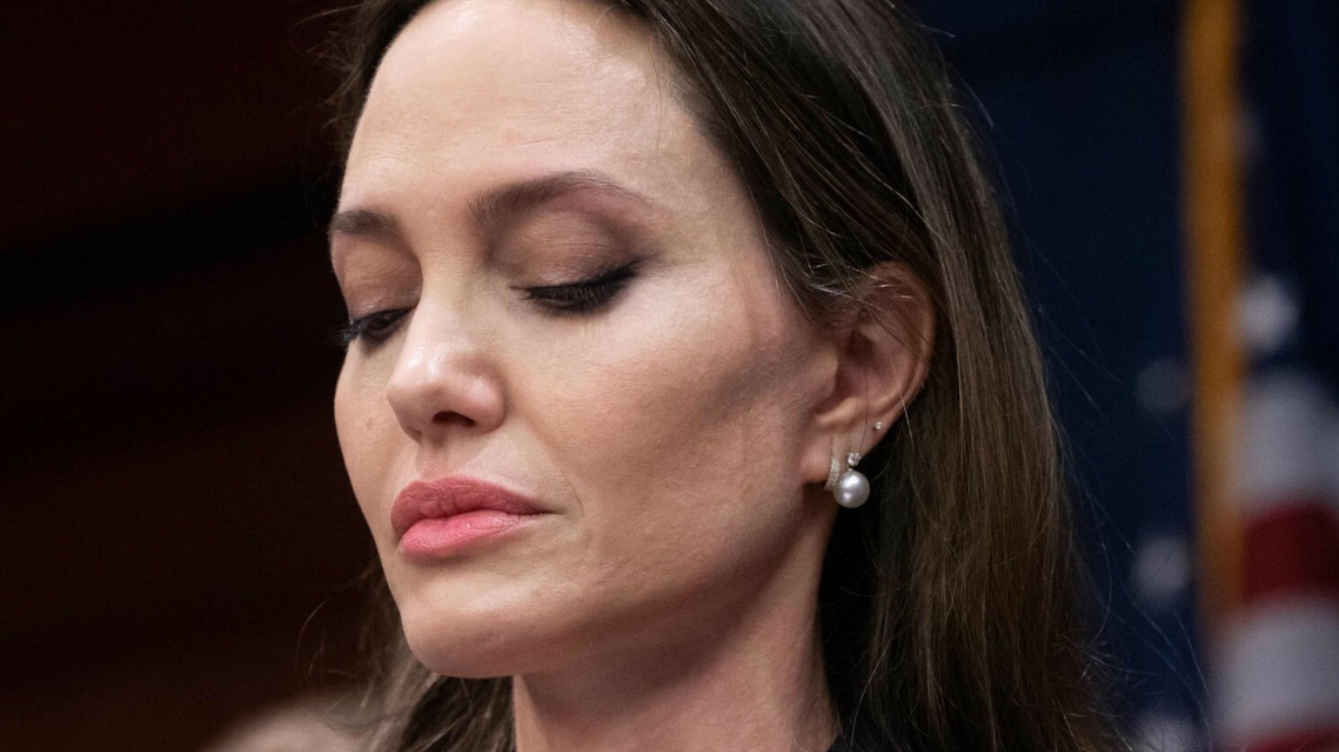Angelina Jolie pokazała zdjęcia siniaków, które miał jej nabić Brad Pitt.