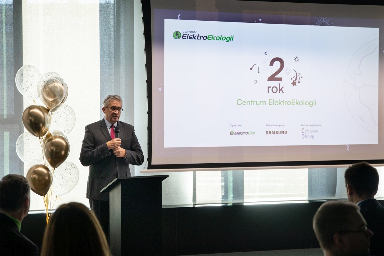 Od ponad dwóch lat szkoleniem młodych ludzi od 13 roku życia w zakresie postępowania z elektrycznymi i elektronicznymi odpadami zajmuje się Centrum ElektroEkologii założone przez ElektroEko, Samsung i Cyfrowy Dialog.