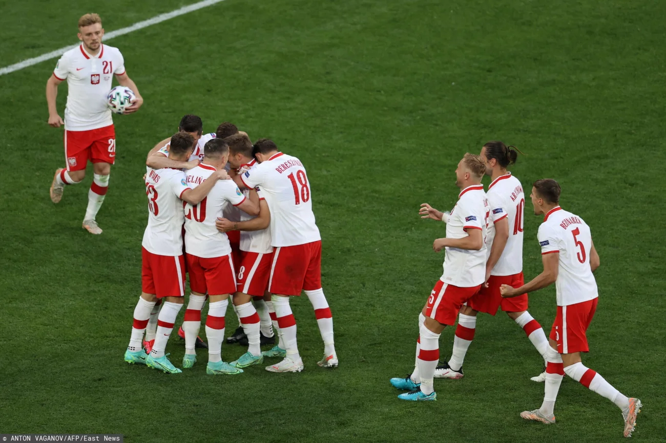Polscy piłkarze fetują gola na 1:1 w meczu ze Słowacją