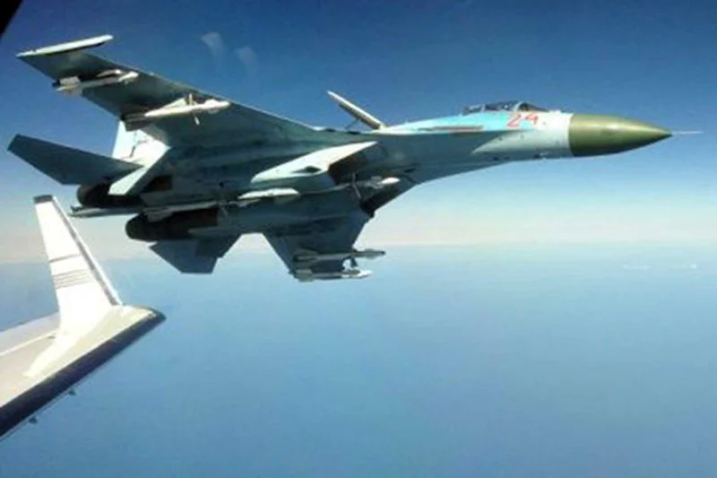 Rosyjski myśliwiec Su-27 prowokacyjnie "muska" skrzydło szwedzkiego odrzutowca zwiadowczego Gulfstream S102B Korpen.