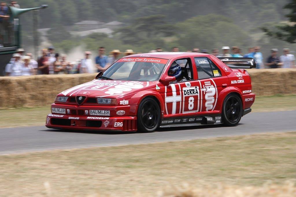 Autor w Alfie Romeo 155 V6Ti DTM z 1993 roku na trasie wyścigu górskiego podczas Festiwalu Prędkości w Goodwood w 2010 roku