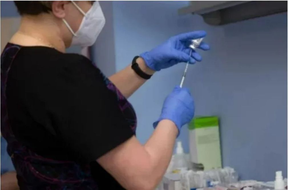 Dziennik "Il Messaggero" podał najnowsze informacje na temat stanu zdrowia 23-letniej kobiety z Włoch, której przez pomyłkę podano cztery dawki szczepionki Pfizera.