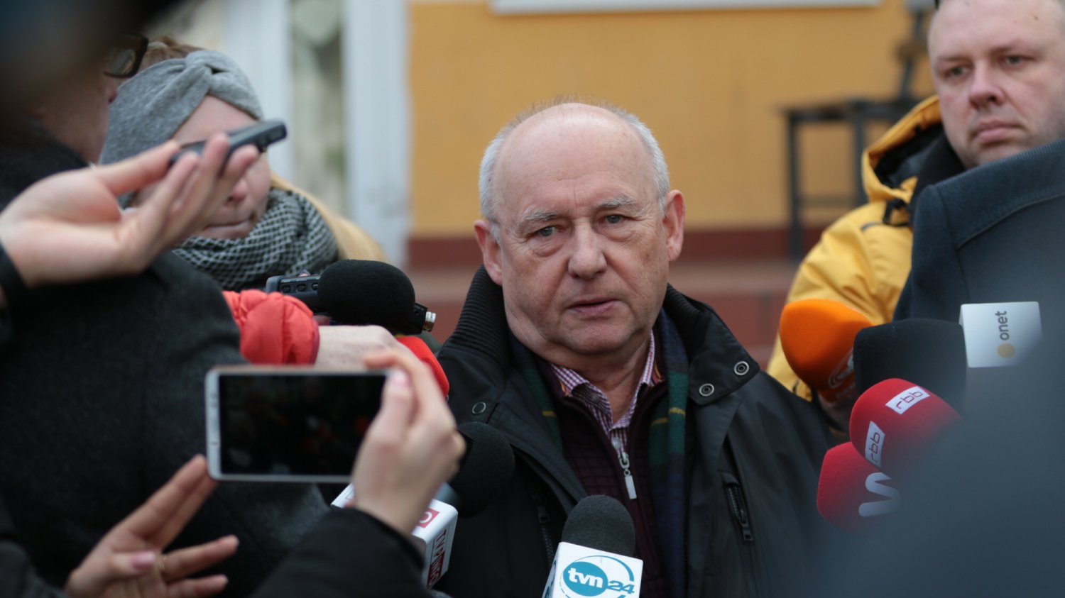 Dr n. med. Jacek Smykał ordynator oddziału zakaźnego szpitala w Zielonej Górze na konferencji prasowej pod szpitalem ogłasza, że został tu przyjęty pierwszy pacjent w Polsce z potwierdzonym zakażeniem Covid-19. Dr n. med. Jacek Smykał ordynator oddziału zakaźnego szpitala w Zielonej Górze na konferencji prasowej pod szpitalem ogłasza, że został tu przyjęty pierwszy pacjent w Polsce z potwierdzonym zakażeniem Covid-19.