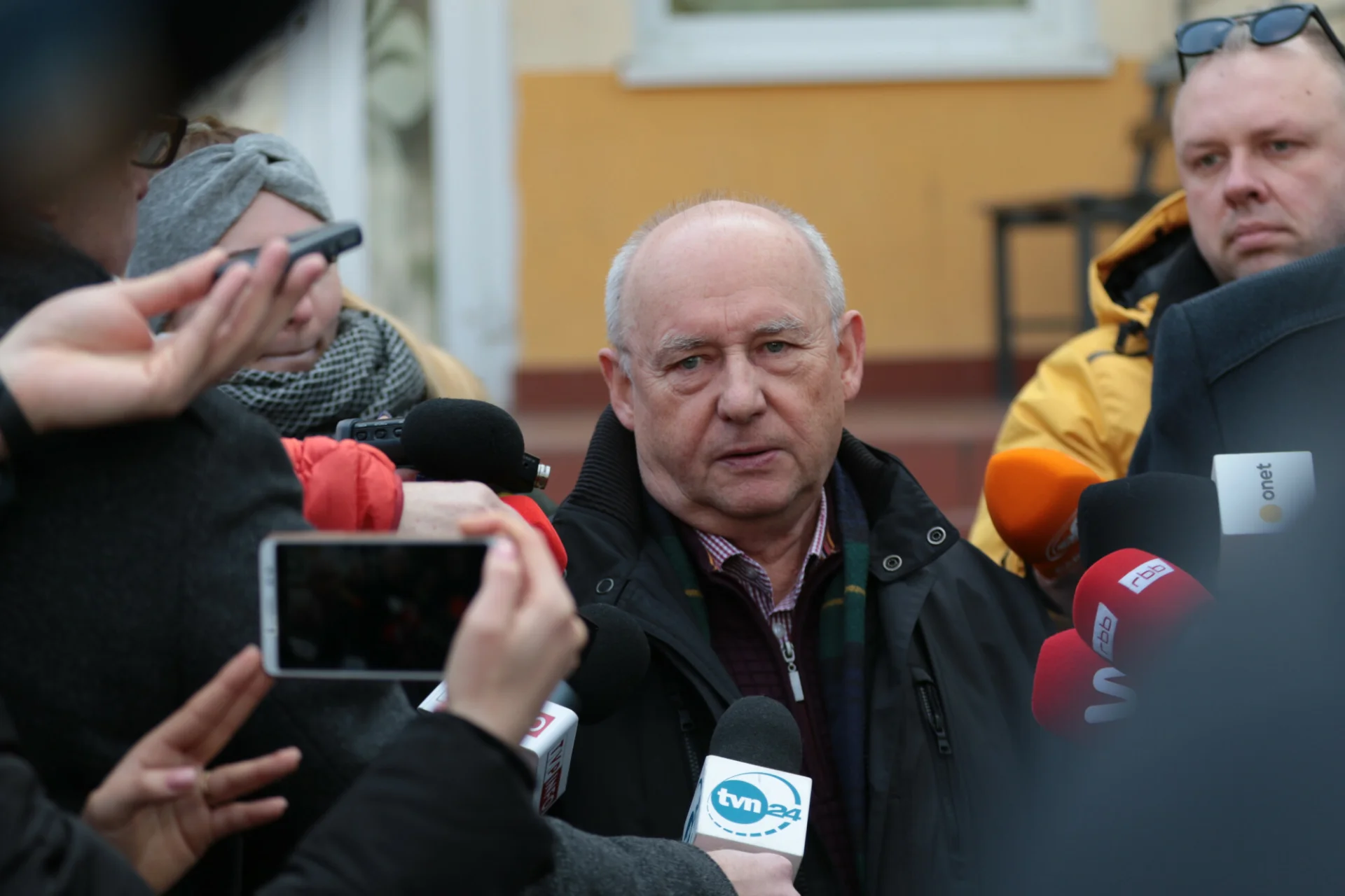 Dr n. med. Jacek Smykał ordynator oddziału zakaźnego szpitala w Zielonej Górze na konferencji prasowej pod szpitalem ogłasza, że został tu przyjęty pierwszy pacjent w Polsce z potwierdzonym zakażeniem Covid-19. Dr n. med. Jacek Smykał ordynator oddziału zakaźnego szpitala w Zielonej Górze na konferencji prasowej pod szpitalem ogłasza, że został tu przyjęty pierwszy pacjent w Polsce z potwierdzonym zakażeniem Covid-19.