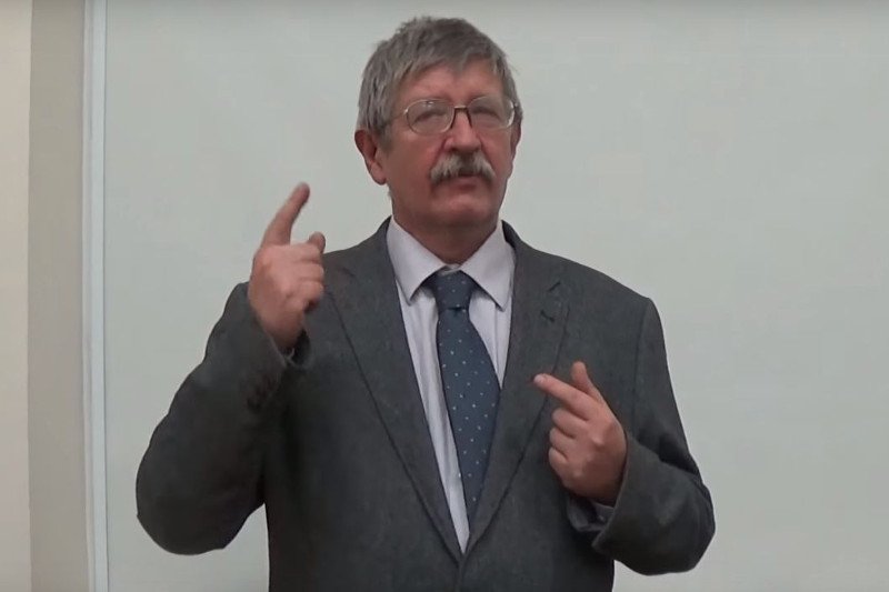 Stanisław Krajski uważany jest za eksperta w dziedzinie etykiety.