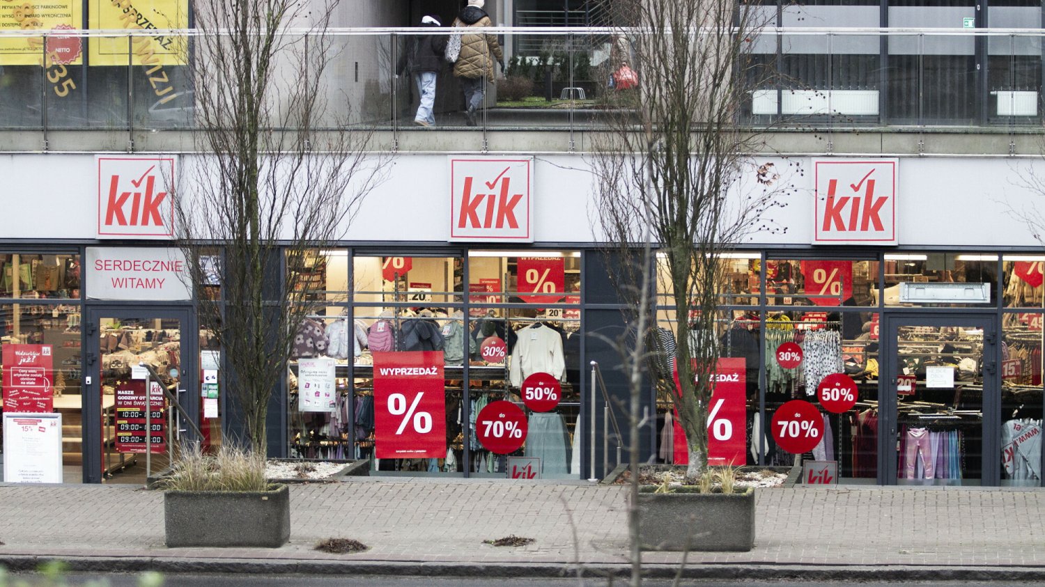 KiK przecenia rzeczy nawet o 88 proc. Co kupimy w niższej cenie? Wyprzedaże w KiKu. Duże rabaty na ubrania i nie tylko.