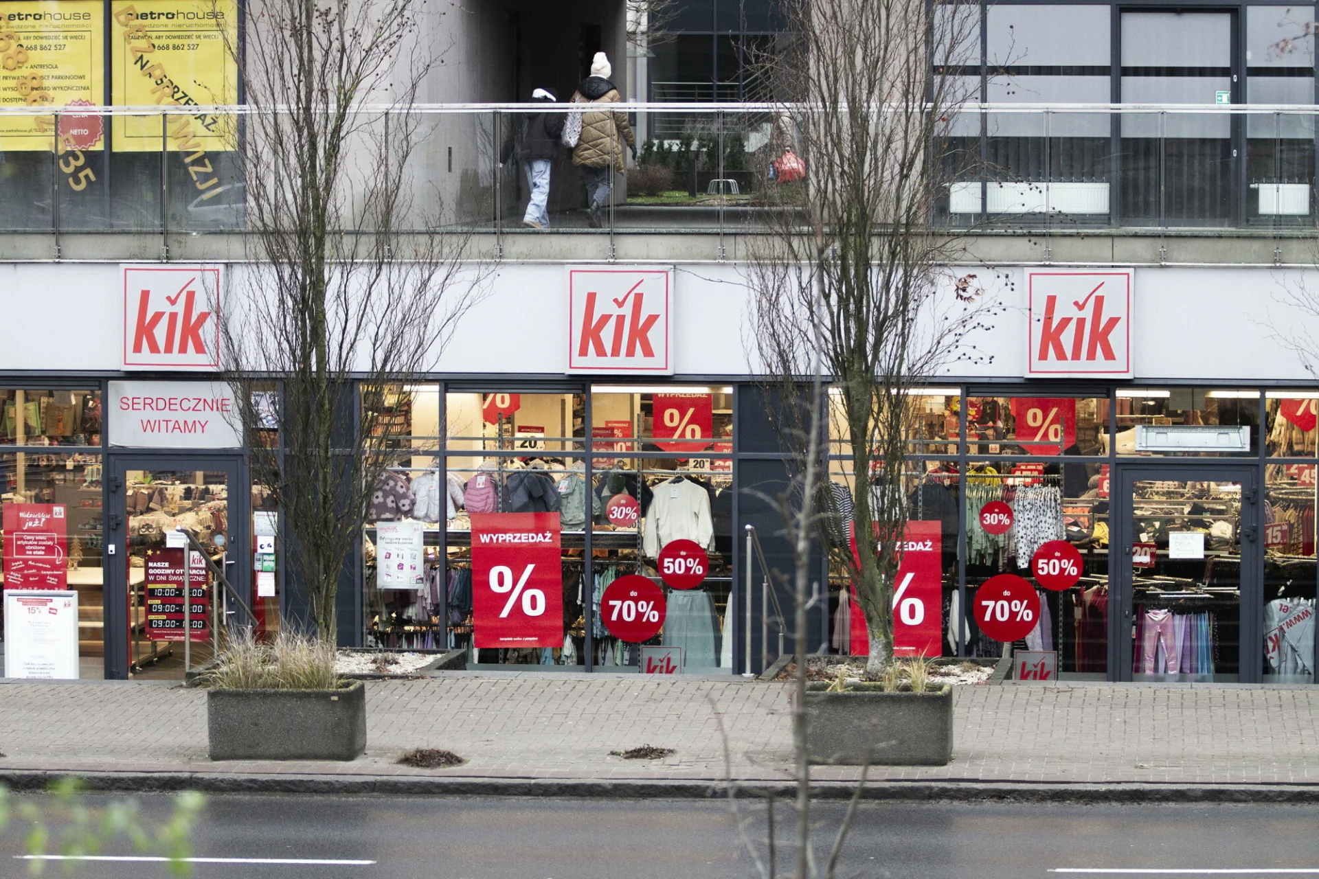 KiK przecenia rzeczy nawet o 88 proc. Co kupimy w niższej cenie? Wyprzedaże w KiKu. Duże rabaty na ubrania i nie tylko.