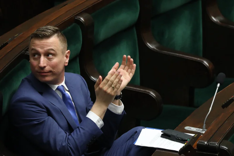 Poseł PO Krzysztof Brejza nie ustaje w swoim działaniach, aby odsłonić, jak "dobra zmiana" nagradza swoich pracowników.