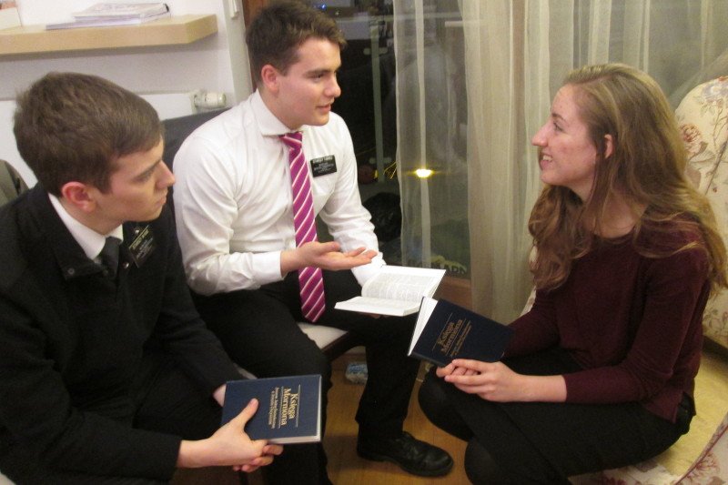 Misjonarze mormońscy to młodzi ludzie, którzy przyjechali do Polski mówić o Zbawicielu. Spędzają tu dwa lata, a nasz kraj staje się ich drugim domem.