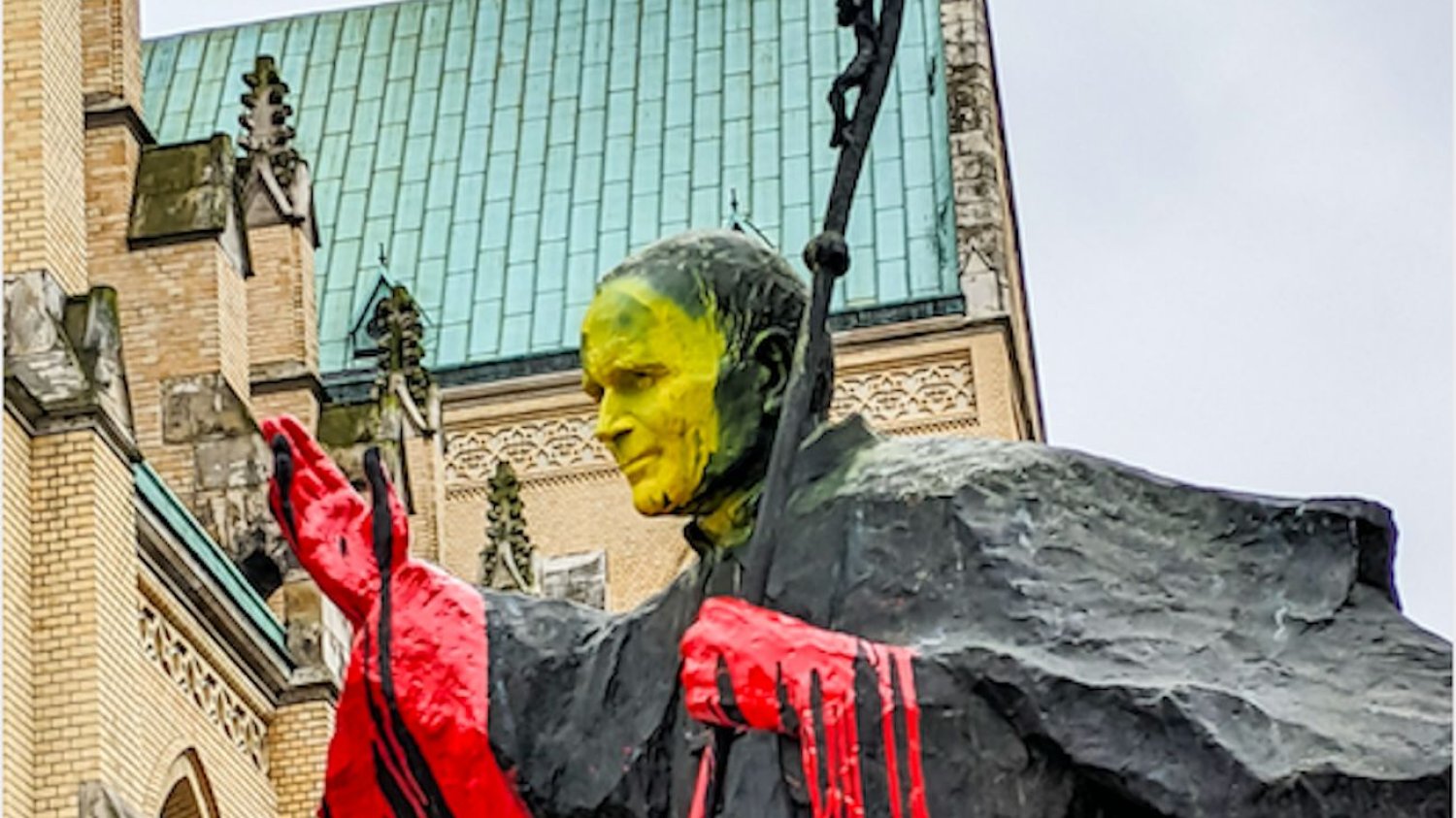 25-latek podejrzany o oblanie farbą pomnika Jana Pawła II może zostać wydalony z uczelni.