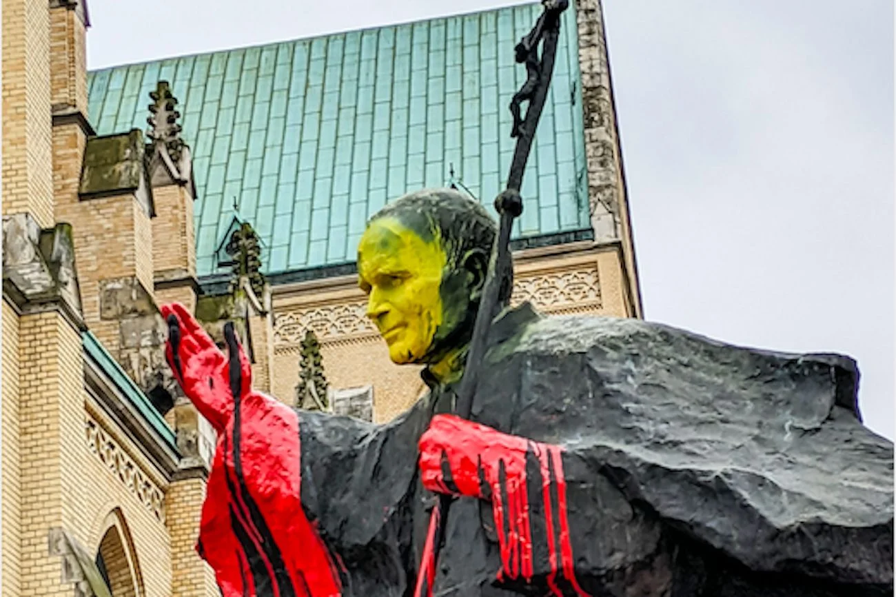 25-latek podejrzany o oblanie farbą pomnika Jana Pawła II może zostać wydalony z uczelni.