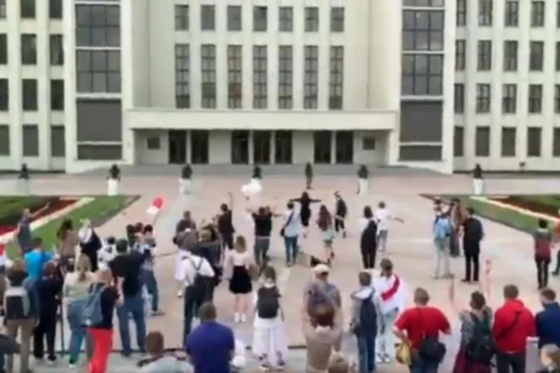 OMON-owcy opuścili tarcze. Protestujący w Mińsku nie ukrywali radości.