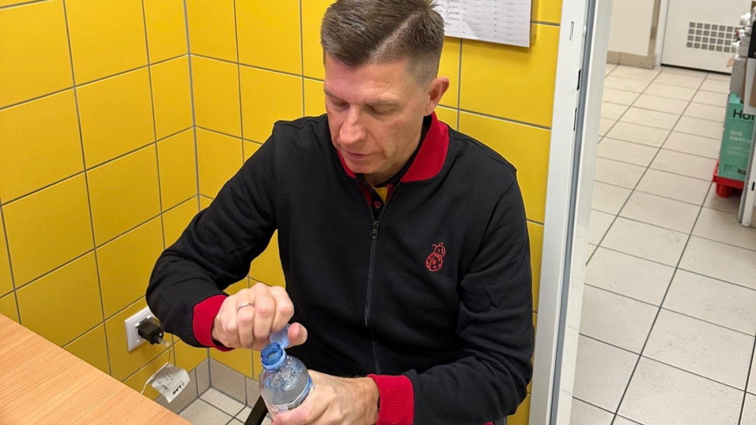 Ryszard Petru w Wigilię na kasie w Biedronce. Znamy adres sklepu. W którym sklepie w Wigilię pracuje Petru na kasie? Znamy adres.