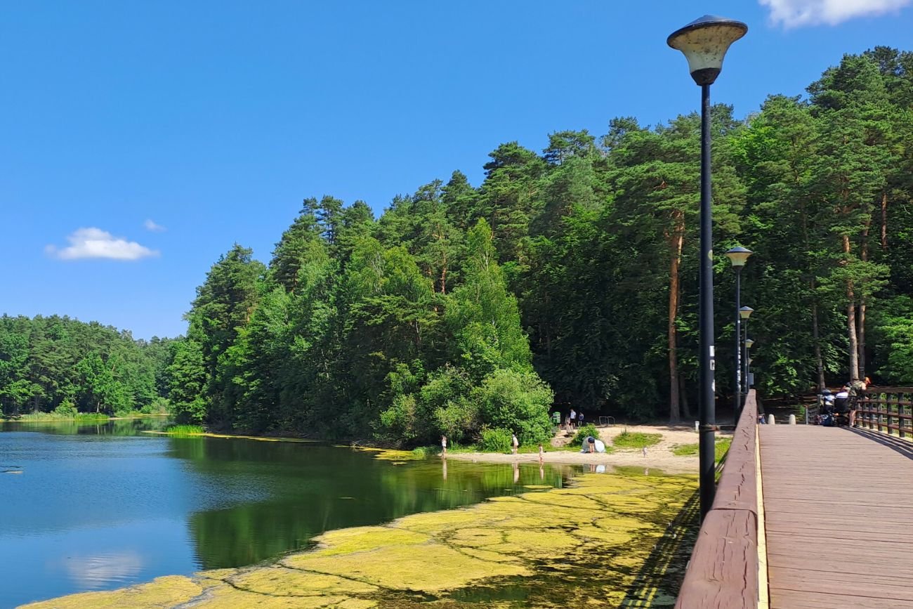 Poruszenie nad Jeziorem Długim w Olsztynie. Dwie kobiety wykąpały się w nim bez żadnego stroju