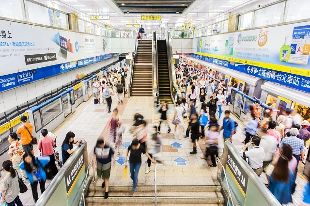 Komplementy można mówić wszędzie, nawet obcym w metrze!