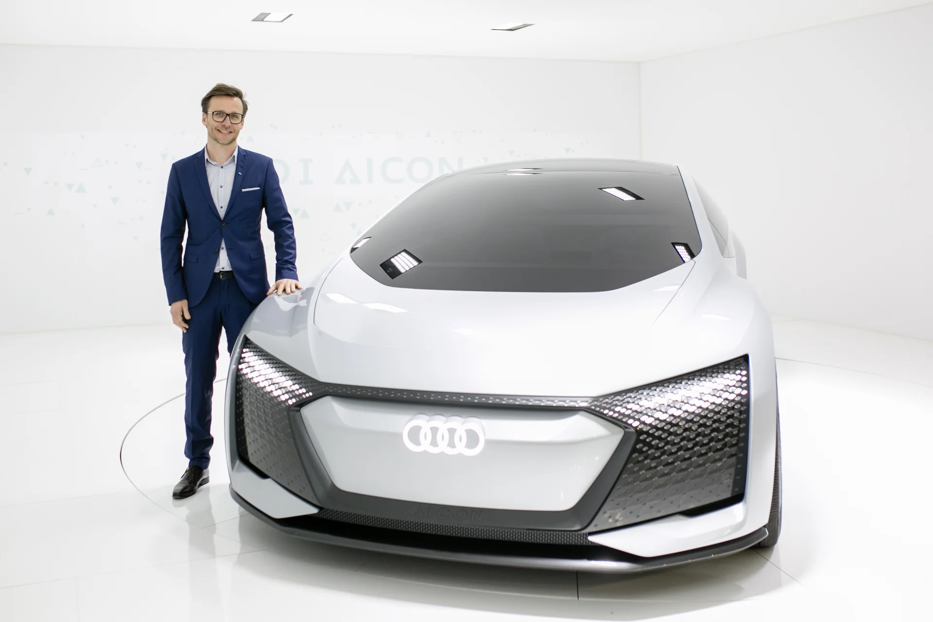 Bogusław Paruch i Audi Aicon, które jest jednym z samochodów przyszłości.