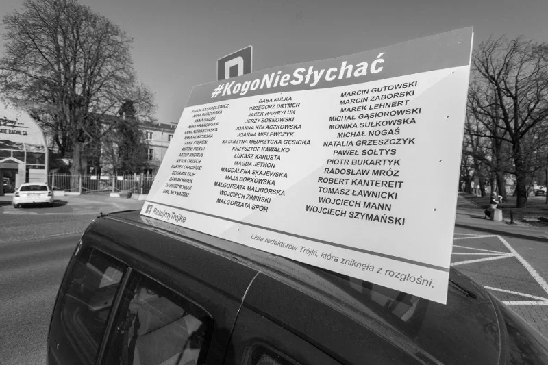 Lista #kogoniesłychać postawiona przed siedzibą radia przez słuchaczy w kwietniu 2020 r. Dziś już mocno nieaktualna.