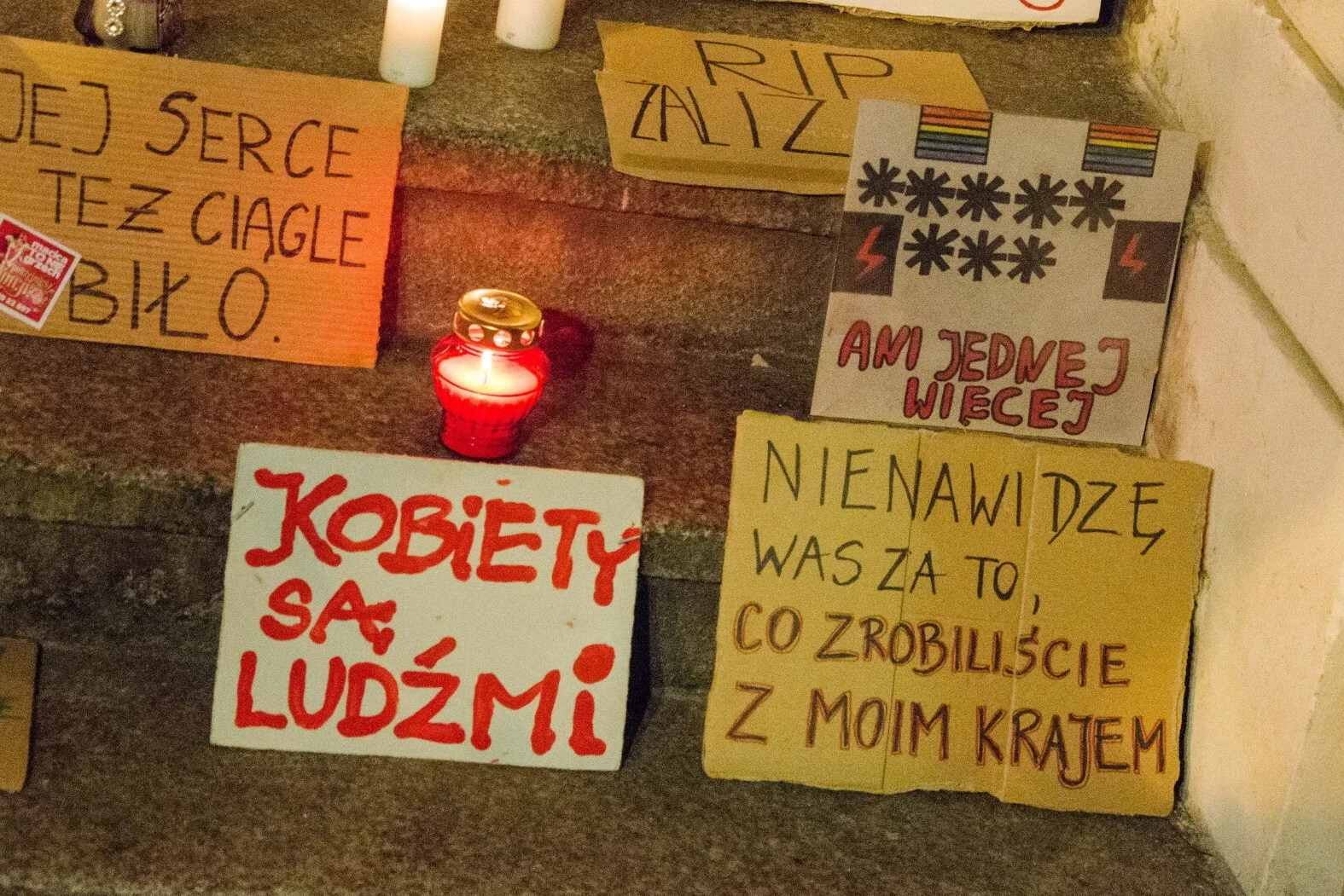 Polki nie chcą mieć dzieci, jest nowy sondaż. Na zdjęciu: protest po wyroku TK i śmierci Izabeli z Pszczyny