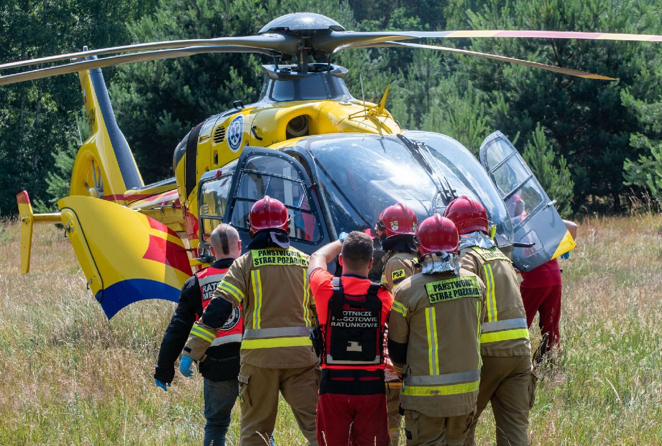 Tragedia na Pomorzu. Dwie osoby nie żyją, 4-latek zabrany śmigłowcem LPR.