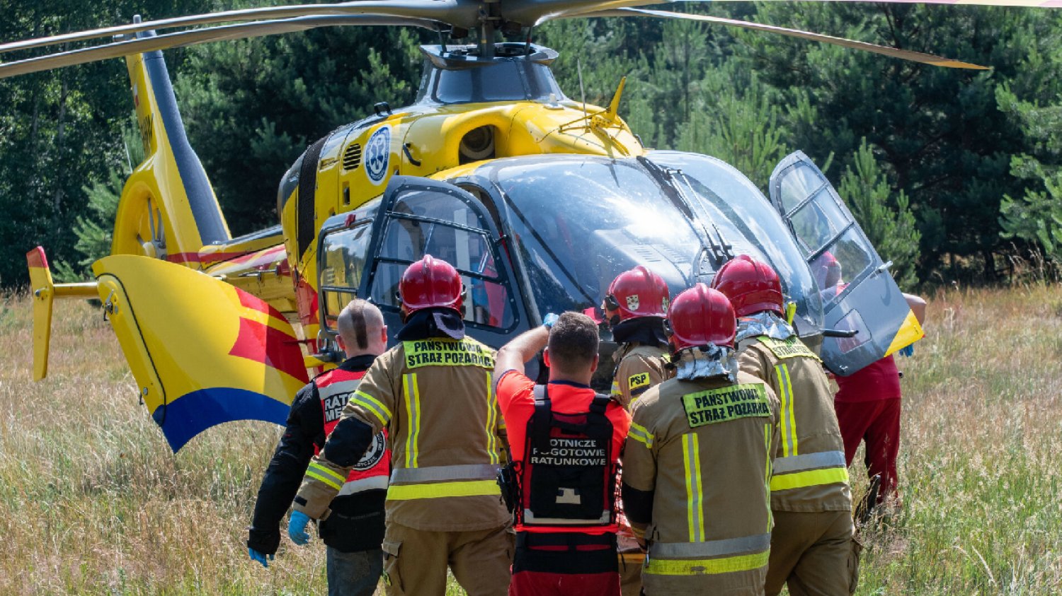Tragedia na Pomorzu. Dwie osoby nie żyją, 4-latek zabrany śmigłowcem LPR.