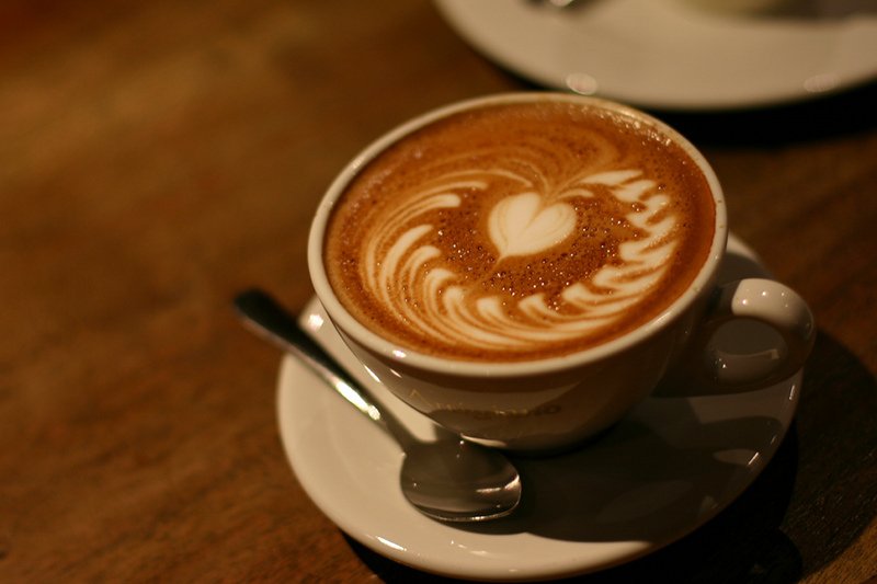 Jak powinno się podawać kawę? Czym różni się jedna od drugiej? Wyjaśniamy.