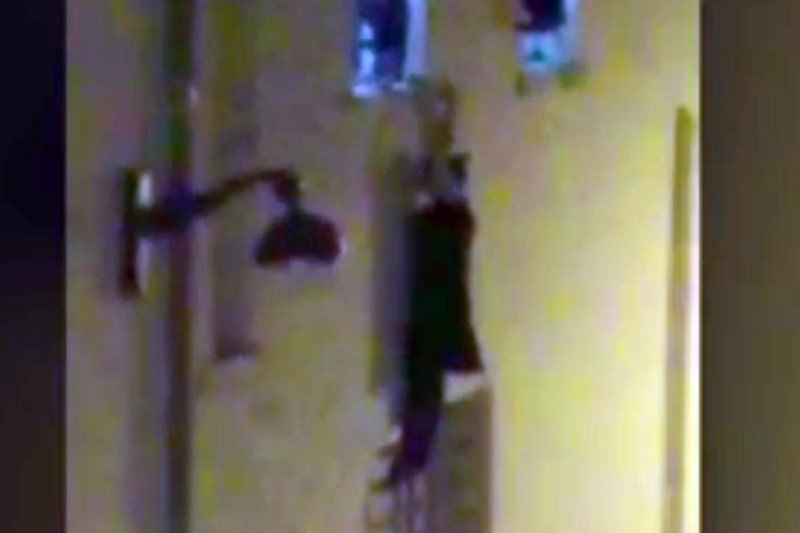 Kobieta, która wisiała za oknem klubu Bataclan szczęśliwie przeżyła zamach. Podobnie, jak mężczyzna, który jej pomógł.