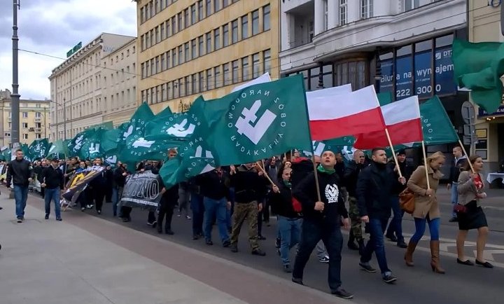 CC BY-SA 4.0, Marsz członków współczesnego Obozu Narodowo-Radykalnego z okazji 81 lecia ONR. Na sztandarach widoczna falanga. (Poznań 2015), Rosiek.kub.