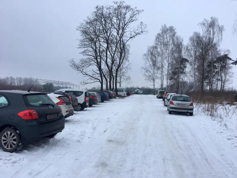 Sobota rano - pełny parking wolontariuszy w Korabiewicach.