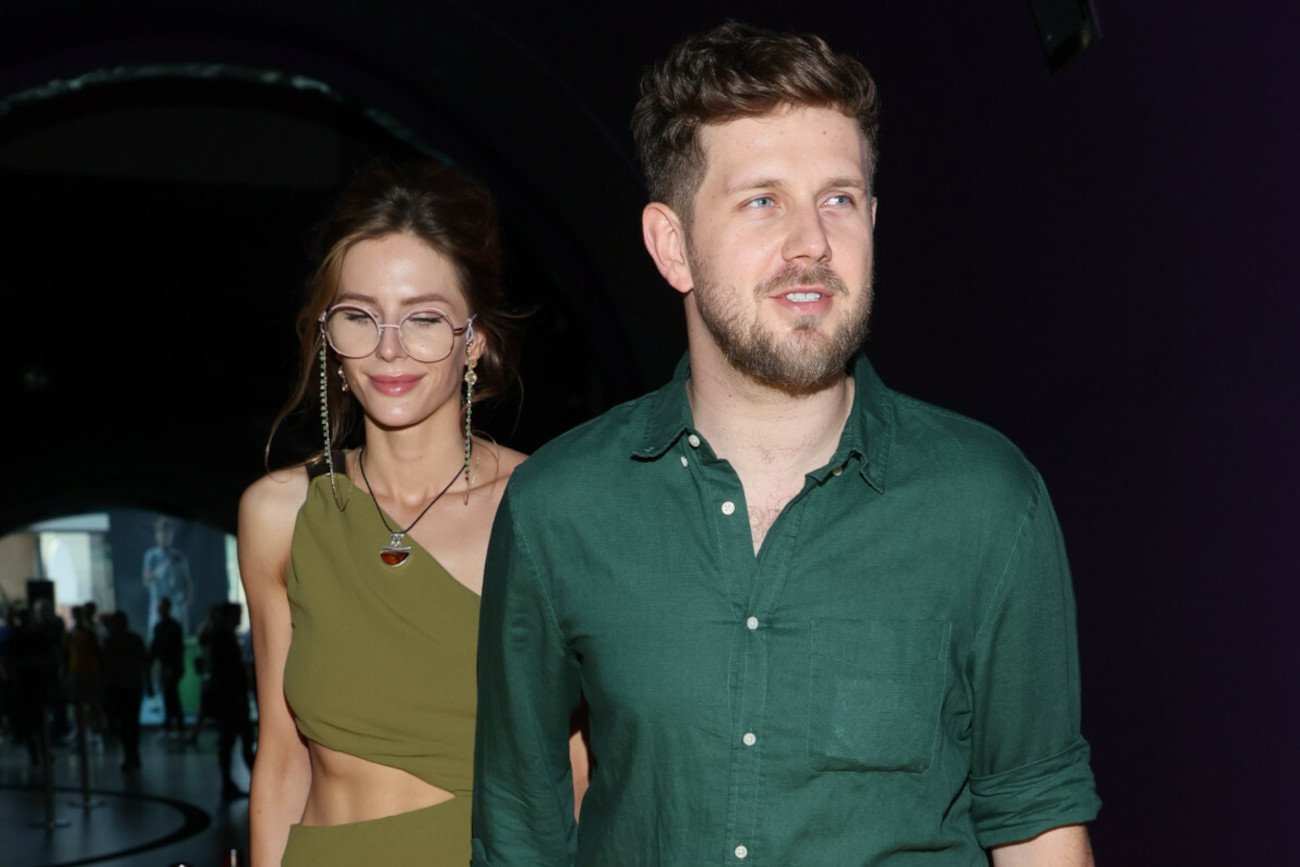 Antoni Królikowski pojawił się z nową partnerką na premierze.