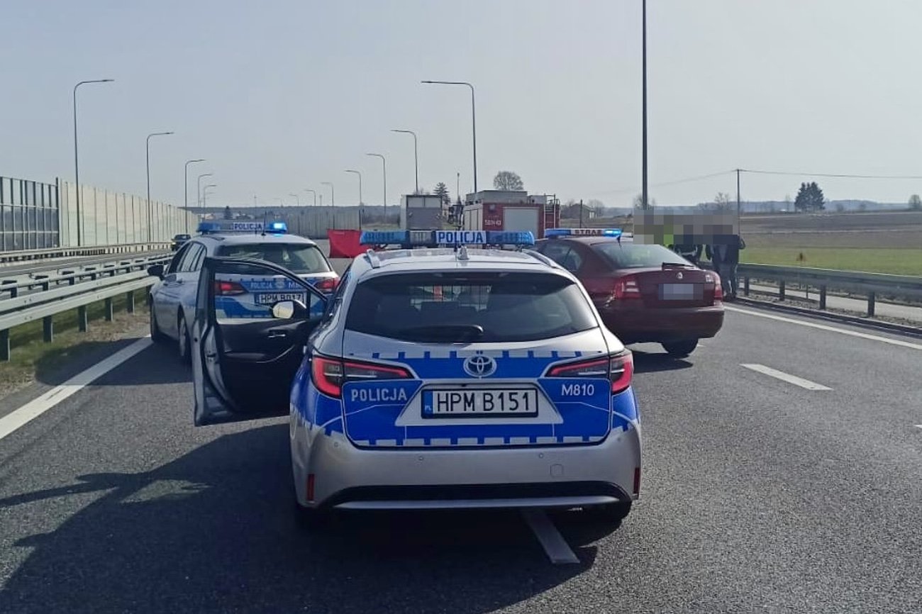 Komenda Powiatowa Policji w Zambrowie publikuje zdjęcia z wypadku 26-letniego motocyklisty i prosi o pomoc w ustaleniu okoliczności tragedii.