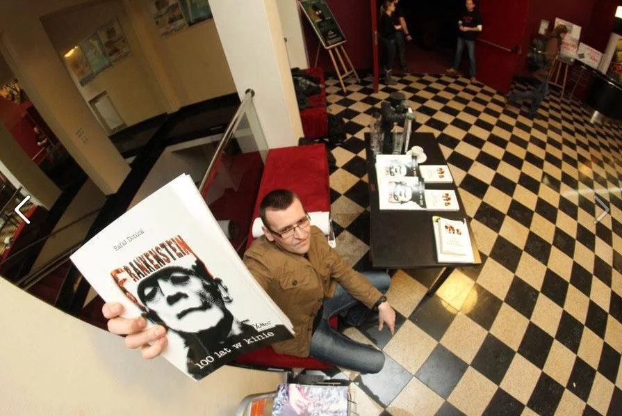 Rafał Donica prezentujący "Frankenstein: 100 lat w kinie" w ramach Horror Ataku