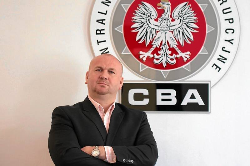 Paweł Wojtunik pozuje w siedzibie CBA