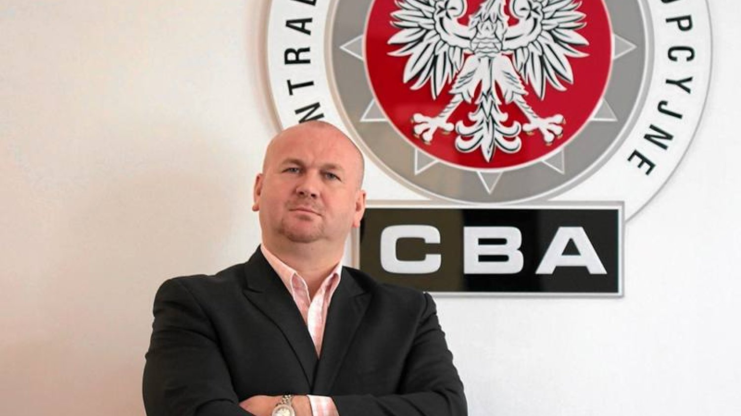 Paweł Wojtunik pozuje w siedzibie CBA
