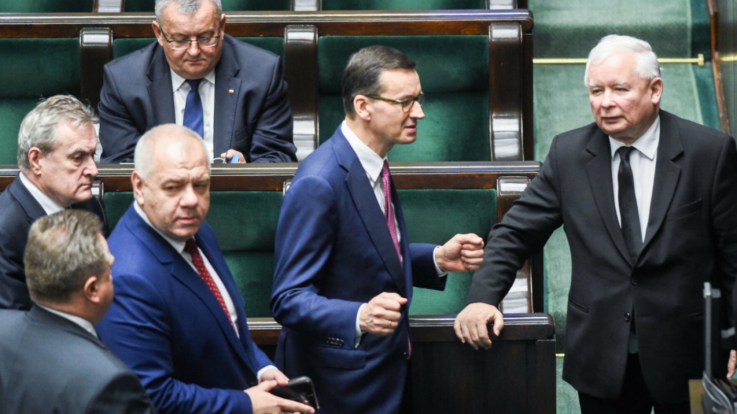 Połowa emerytów dobrze ocenia sytuację w kraju. Duma ważniejsza niż bieda? politycy PiS w Sejmie